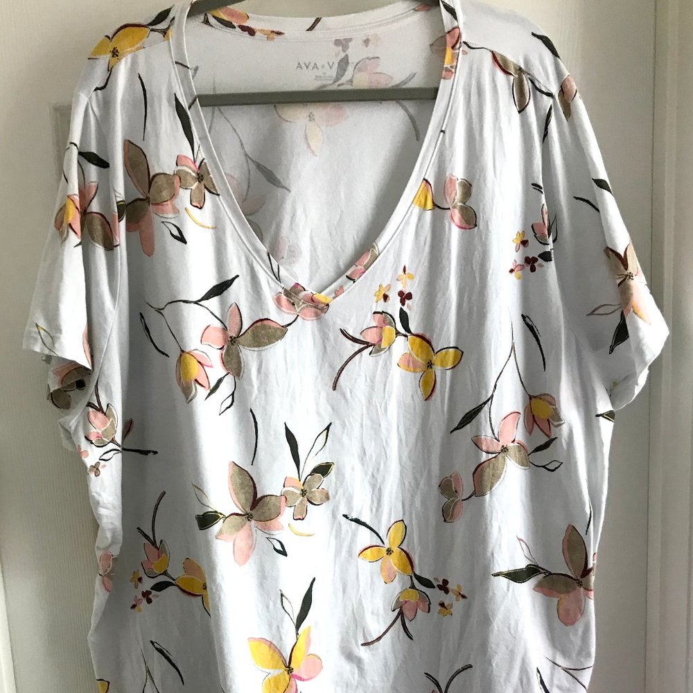 Ava+Viv Short-Sleeve V-Neck Tee in Floral print 4X